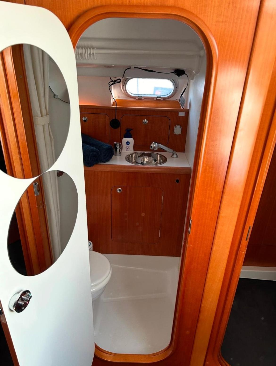 Botel An Unusual Night On A Boat La Rochelle (Charente-Maritime)
